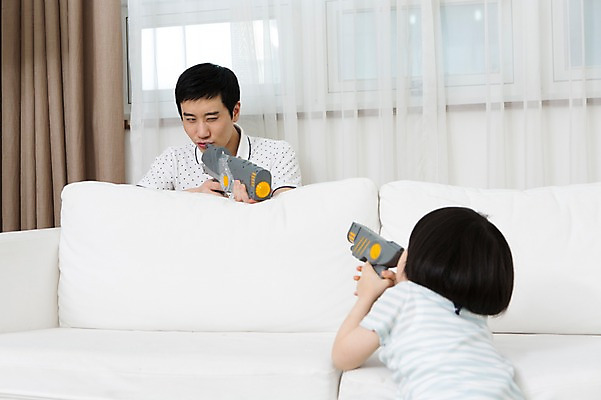 포토 JPG 스튜디오촬영 라이프스타일 남자 아들 어린이 거실 창문 가족 놀이 실내 들기 사람 동양인 소년 상반신 성인 두명 앞모습 뒷모습 30대 부모 소파 장난감 놀이용품 마주보기 유치원생 총 한국인 자녀 가족라이프 커튼 아빠 총놀이 총싸움 부자지간 남자만 국내포토 무기 뷰포인트 의자 관계 모션 인종 내부 생활 장년 오브젝트 싸움 파일형식