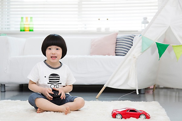 포토 JPG 스튜디오촬영 전신 라이프스타일 남자 어린이라이프 어린이 쿠션 거실 창문 자동차 놀이 실내 한명 미소 웃음 들기 사람 앉기 동양인 소년 앞모습 소파 장난감 놀이용품 카펫 유치원생 운전 한국인 매트 블라인드 장난감자동차 남자만 남자한명만 어린이만 소년만 소년한명만 국내포토 1 육상교통 뷰포인트 의자 모션 표정 인종 내부 생활 커튼 오브젝트 파일형식