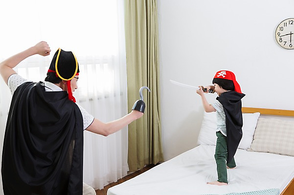 포토 JPG 스튜디오촬영 모자 라이프스타일 남자 아들 어린이 시계 창문 가족 베개 놀이 실내 서기 들기 사람 동양인 소년 성인 두명 옆모습 30대 부모 장난감 놀이용품 유치원생 한국인 자녀 침대 가족라이프 커튼 아빠 칼 망토 해적 갈고리 애꾸 칼싸움 후크선장 부자지간 남자만 국내포토 잡화 뷰포인트 가구 관계 침구 모션 인종 내부 생활 장년 도둑 오브젝트 싸움 선장 파일형식