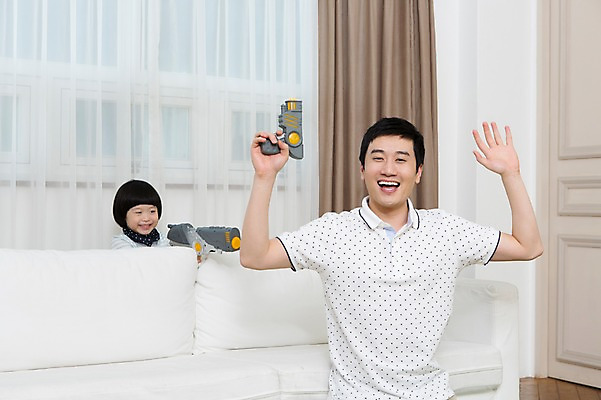 포토 JPG 스튜디오촬영 라이프스타일 남자 아들 어린이 거실 창문 가족 놀이 실내 미소 웃음 들기 사람 동양인 소년 상반신 성인 두명 앞모습 30대 부모 소파 장난감 손들기 놀이용품 유치원생 총 한국인 자녀 가족라이프 커튼 아빠 총놀이 총싸움 항복 부자지간 남자만 국내포토 무기 뷰포인트 의자 관계 모션 표정 인종 내부 생활 장년 오브젝트 싸움 파일형식
