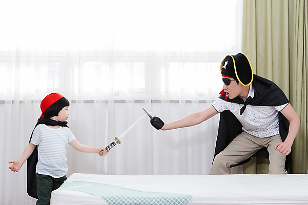 포토 JPG 스튜디오촬영 모자 라이프스타일 남자 아들 어린이 창문 가족 놀이 실내 서기 들기 사람 동양인 소년 성인 두명 옆모습 30대 부모 장난감 놀이용품 유치원생 한국인 자녀 침대 가족라이프 커튼 아빠 칼 망토 해적 갈고리 애꾸 칼싸움 후크선장 부자지간 남자만 국내포토 잡화 뷰포인트 가구 관계 모션 인종 내부 생활 장년 도둑 오브젝트 싸움 선장 파일형식