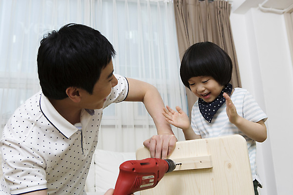 포토 JPG 스튜디오촬영 라이프스타일 남자 아들 어린이 거실 창문 가족 실내 미소 웃음 사람 동양인 소년 상반신 성인 두명 30대 부모 유치원생 한국인 자녀 공구 가족라이프 커튼 아빠 드릴 만들기 DIY 전동드릴 부자지간 남자만 국내포토 관계 모션 표정 인종 취미 내부 생활 장년 도구 파일형식