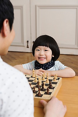 포토 JPG 스튜디오촬영 라이프스타일 남자 아들 어린이 거실 가족 놀이 탁자 실내 미소 웃음 사람 동양인 소년 상반신 성인 두명 앞모습 뒷모습 아웃포커스 30대 부모 유치원생 한국인 게임 자녀 가족라이프 아빠 체스말 체스 체스판 부자지간 남자만 국내포토 뷰포인트 가구 관계 촬영기법 표정 인종 내부 생활 장년 말_게임 파일형식