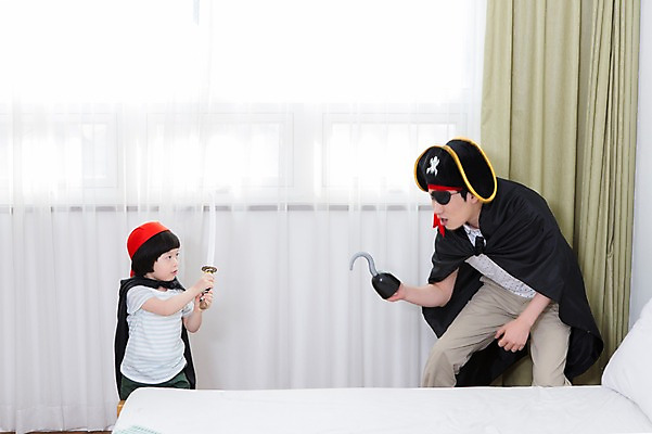 포토 JPG 스튜디오촬영 모자 라이프스타일 남자 아들 어린이 창문 가족 놀이 실내 서기 들기 사람 동양인 소년 성인 두명 옆모습 30대 부모 장난감 놀이용품 유치원생 한국인 자녀 침대 가족라이프 커튼 아빠 칼 망토 해적 갈고리 애꾸 칼싸움 후크선장 부자지간 남자만 국내포토 잡화 뷰포인트 가구 관계 모션 인종 내부 생활 장년 도둑 오브젝트 싸움 선장 파일형식