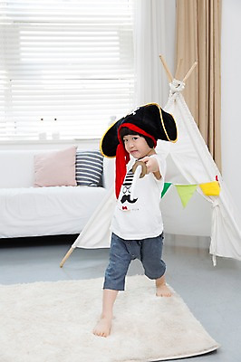 포토 JPG 스튜디오촬영 전신 모자 라이프스타일 남자 어린이라이프 어린이 쿠션 거실 창문 놀이 실내 한명 서기 들기 사람 동양인 소년 앞모습 소파 장난감 놀이용품 카펫 유치원생 한국인 매트 블라인드 칼 해적 칼싸움 남자만 남자한명만 어린이만 소년만 소년한명만 국내포토 1 잡화 뷰포인트 의자 모션 인종 내부 생활 커튼 도둑 오브젝트 싸움 파일형식