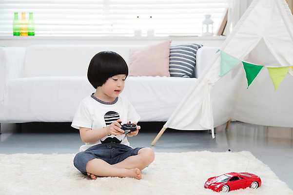 포토 JPG 스튜디오촬영 전신 라이프스타일 남자 어린이라이프 어린이 쿠션 거실 창문 자동차 놀이 실내 한명 들기 사람 앉기 동양인 소년 앞모습 소파 장난감 놀이용품 카펫 유치원생 운전 한국인 매트 블라인드 장난감자동차 남자만 남자한명만 어린이만 소년만 소년한명만 국내포토 1 육상교통 뷰포인트 의자 모션 인종 내부 생활 커튼 오브젝트 파일형식