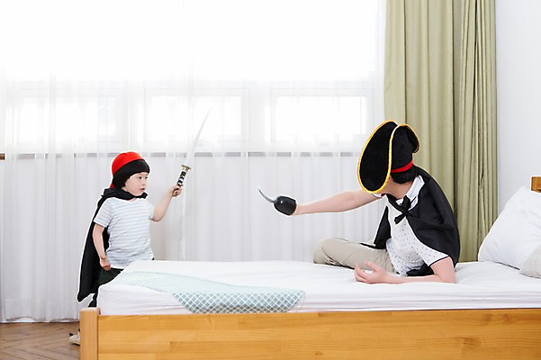포토 JPG 스튜디오촬영 모자 라이프스타일 남자 아들 어린이 창문 가족 베개 놀이 실내 서기 들기 사람 앉기 동양인 소년 성인 두명 옆모습 30대 부모 장난감 놀이용품 유치원생 한국인 자녀 침대 가족라이프 커튼 아빠 칼 망토 해적 갈고리 칼싸움 후크선장 부자지간 남자만 국내포토 잡화 뷰포인트 가구 관계 침구 모션 인종 내부 생활 장년 도둑 오브젝트 싸움 선장 파일형식
