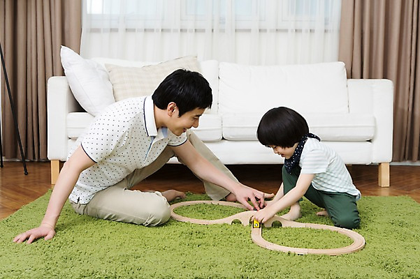 포토 JPG 스튜디오촬영 전신 라이프스타일 남자 아들 어린이 쿠션 거실 창문 가족 놀이 실내 미소 웃음 사람 앉기 동양인 소년 성인 두명 옆모습 30대 부모 소파 장난감 놀이용품 카펫 기찻길 유치원생 기차 한국인 매트 자녀 가족라이프 커튼 아빠 기차놀이 부자지간 남자만 국내포토 육상교통 뷰포인트 의자 관계 모션 대중교통 표정 인종 내부 생활 장년 오브젝트 파일형식