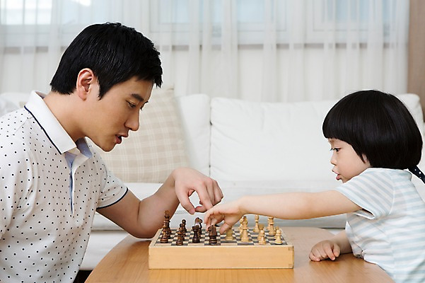 포토 JPG 스튜디오촬영 라이프스타일 남자 아들 어린이 쿠션 거실 창문 가족 놀이 탁자 실내 사람 동양인 소년 상반신 성인 두명 옆모습 30대 부모 소파 유치원생 한국인 게임 자녀 가족라이프 커튼 아빠 체스말 체스 체스판 마주앉기 부자지간 남자만 국내포토 뷰포인트 가구 의자 관계 앉기 인종 내부 생활 장년 말_게임 파일형식