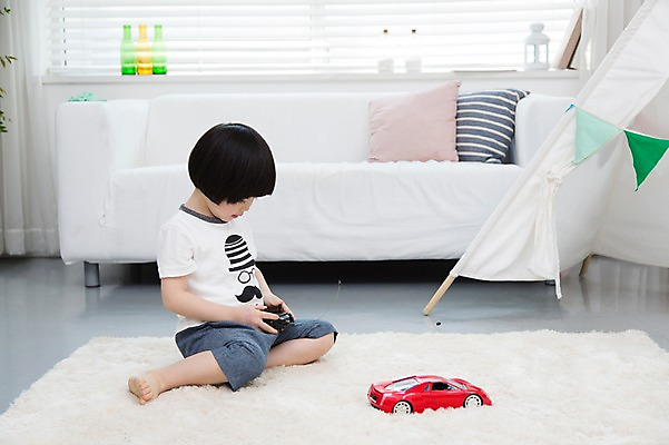 포토 JPG 스튜디오촬영 전신 라이프스타일 남자 어린이라이프 어린이 쿠션 거실 창문 자동차 놀이 실내 한명 들기 사람 앉기 동양인 소년 옆모습 소파 장난감 놀이용품 카펫 유치원생 운전 한국인 매트 블라인드 장난감자동차 남자만 남자한명만 어린이만 소년만 소년한명만 내려보기 국내포토 1 육상교통 뷰포인트 의자 모션 인종 내부 생활 커튼 오브젝트 파일형식