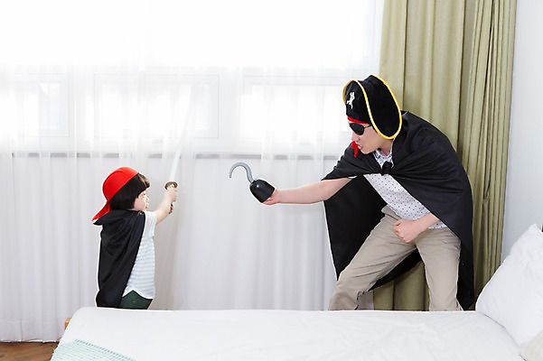 포토 JPG 스튜디오촬영 모자 라이프스타일 남자 아들 어린이 창문 가족 베개 놀이 실내 서기 들기 사람 동양인 소년 성인 두명 옆모습 30대 부모 장난감 놀이용품 유치원생 한국인 자녀 침대 가족라이프 커튼 아빠 칼 망토 해적 갈고리 애꾸 칼싸움 후크선장 부자지간 남자만 국내포토 잡화 뷰포인트 가구 관계 침구 모션 인종 내부 생활 장년 도둑 오브젝트 싸움 선장 파일형식