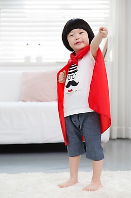 포토 JPG 스튜디오촬영 전신 라이프스타일 남자 어린이라이프 어린이 포즈 쿠션 거실 창문 모션 맨발 놀이 실내 한명 서기 사람 동양인 소년 앞모습 소파 카펫 유치원생 한국인 매트 블라인드 망토 슈퍼맨 남자만 남자한명만 어린이만 소년만 소년한명만 국내포토 1 뷰포인트 의자 발 인종 내부 생활 커튼 영웅 파일형식