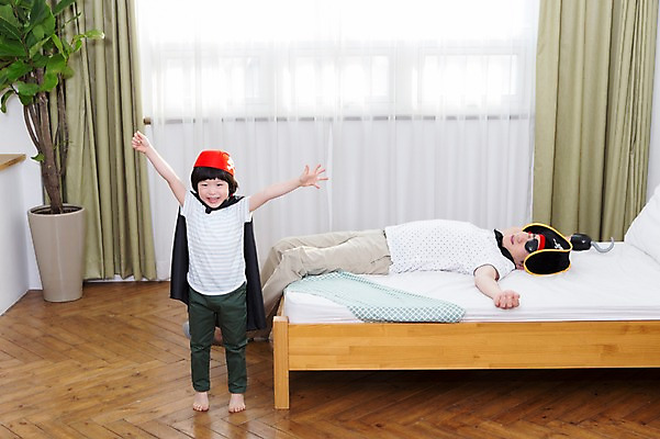 포토 JPG 스튜디오촬영 전신 식물 모자 라이프스타일 남자 화분 아들 어린이 창문 가족 놀이 실내 서기 미소 웃음 사람 동양인 소년 성인 두명 앞모습 옆모습 30대 부모 눕기 장난감 손들기 놀이용품 유치원생 기쁨 한국인 자녀 침대 가족라이프 우승 커튼 아빠 망토 해적 갈고리 애꾸 칼싸움 후크선장 부자지간 남자만 국내포토 잡화 감정 뷰포인트 가구 관계 모션 표정 인종 내부 생활 장년 최고 도둑 오브젝트 싸움 선장 파일형식