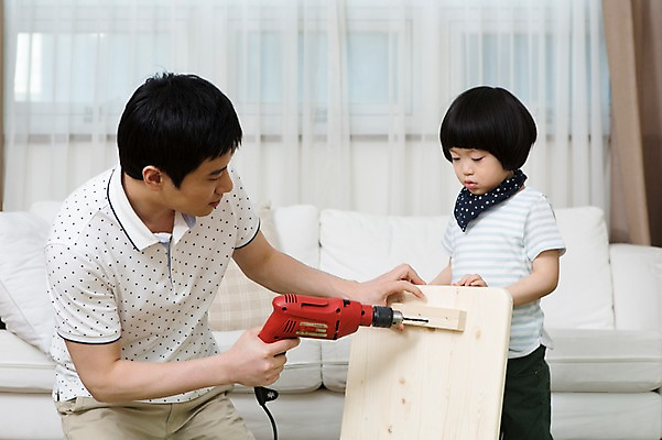 포토 JPG 스튜디오촬영 라이프스타일 남자 아들 어린이 쿠션 거실 창문 가족 실내 사람 동양인 소년 상반신 성인 두명 30대 부모 소파 유치원생 한국인 자녀 공구 가족라이프 커튼 아빠 드릴 만들기 DIY 전동드릴 부자지간 남자만 국내포토 의자 관계 모션 인종 취미 내부 생활 장년 도구 파일형식