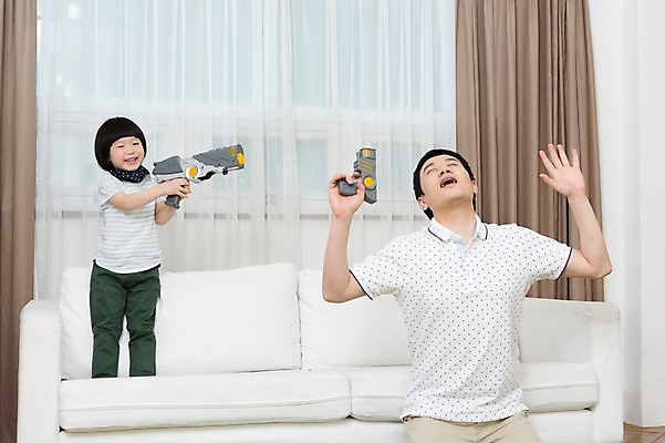 포토 JPG 스튜디오촬영 라이프스타일 남자 아들 어린이 거실 창문 가족 놀이 실내 서기 미소 웃음 들기 사람 동양인 소년 성인 두명 앞모습 30대 부모 소파 장난감 손들기 놀이용품 유치원생 총 한국인 자녀 가족라이프 커튼 아빠 총놀이 총싸움 항복 부자지간 남자만 국내포토 무기 뷰포인트 의자 관계 모션 표정 인종 내부 생활 장년 오브젝트 싸움 파일형식