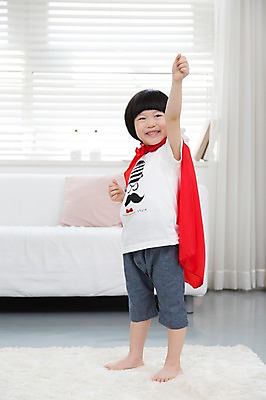 포토 JPG 스튜디오촬영 전신 라이프스타일 남자 어린이라이프 어린이 포즈 쿠션 거실 창문 모션 맨발 놀이 실내 한명 서기 미소 웃음 사람 동양인 소년 앞모습 소파 카펫 유치원생 한국인 매트 블라인드 망토 슈퍼맨 남자만 남자한명만 어린이만 소년만 소년한명만 국내포토 1 뷰포인트 의자 발 표정 인종 내부 생활 커튼 영웅 파일형식