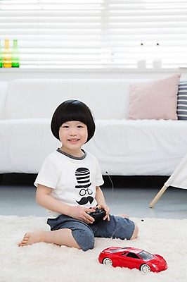 포토 JPG 스튜디오촬영 전신 라이프스타일 남자 어린이라이프 어린이 쿠션 거실 창문 자동차 놀이 실내 한명 미소 웃음 들기 사람 앉기 동양인 소년 앞모습 소파 장난감 놀이용품 카펫 유치원생 운전 한국인 매트 블라인드 장난감자동차 남자만 남자한명만 어린이만 소년만 소년한명만 국내포토 1 육상교통 뷰포인트 의자 모션 표정 인종 내부 생활 커튼 오브젝트 파일형식