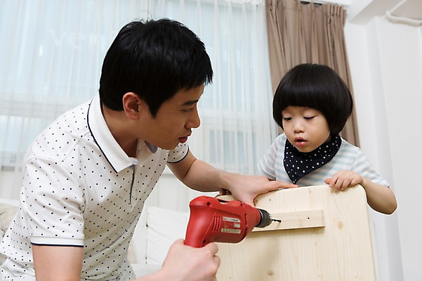 포토 JPG 스튜디오촬영 라이프스타일 남자 아들 어린이 거실 창문 가족 실내 사람 동양인 소년 상반신 성인 두명 30대 부모 유치원생 한국인 자녀 공구 가족라이프 커튼 아빠 드릴 만들기 DIY 전동드릴 부자지간 남자만 국내포토 관계 모션 인종 취미 내부 생활 장년 도구 파일형식