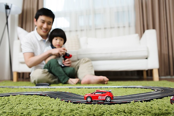 포토 JPG 스튜디오촬영 전신 라이프스타일 남자 아들 어린이 쿠션 거실 창문 가족 자동차 놀이 실내 미소 웃음 들기 사람 앉기 동양인 소년 성인 두명 아웃포커스 30대 부모 소파 장난감 놀이용품 카펫 기찻길 유치원생 운전 한국인 매트 자녀 스탠드 가족라이프 커튼 아빠 장난감자동차 부자지간 남자만 국내포토 육상교통 의자 관계 모션 조명 촬영기법 표정 인종 내부 생활 장년 오브젝트 파일형식