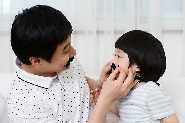 포토 JPG 스튜디오촬영 라이프스타일 남자 아들 어린이 거실 창문 가족 놀이 수염 실내 사람 동양인 소년 상반신 성인 두명 옆모습 30대 부모 소파 분장 마주보기 유치원생 한국인 자녀 가족라이프 커튼 아빠 콧수염 붙이기 부자지간 남자만 국내포토 뷰포인트 의자 관계 모션 인종 내부 생활 장년 파일형식