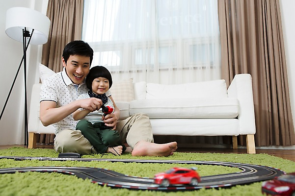 포토 JPG 스튜디오촬영 전신 라이프스타일 남자 아들 어린이 쿠션 거실 창문 가족 자동차 놀이 실내 미소 웃음 들기 사람 앉기 동양인 소년 성인 두명 30대 부모 소파 장난감 놀이용품 카펫 기찻길 유치원생 운전 한국인 매트 자녀 스탠드 가족라이프 커튼 아빠 장난감자동차 키덜트 부자지간 남자만 국내포토 육상교통 의자 관계 모션 조명 표정 인종 내부 생활 장년 오브젝트 파일형식