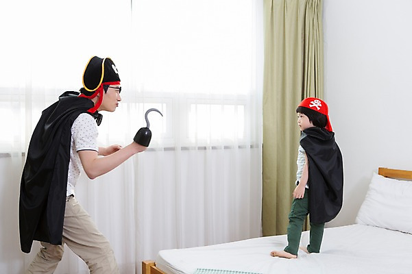 포토 JPG 스튜디오촬영 모자 라이프스타일 남자 아들 어린이 창문 가족 베개 놀이 실내 서기 들기 사람 동양인 소년 성인 두명 옆모습 30대 부모 장난감 놀이용품 유치원생 한국인 자녀 침대 가족라이프 커튼 아빠 망토 해적 갈고리 애꾸 칼싸움 후크선장 부자지간 남자만 국내포토 잡화 뷰포인트 가구 관계 침구 모션 인종 내부 생활 장년 도둑 오브젝트 싸움 선장 파일형식