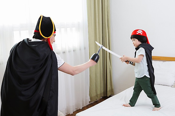 포토 JPG 스튜디오촬영 모자 라이프스타일 남자 아들 어린이 창문 가족 베개 놀이 실내 서기 들기 사람 동양인 소년 성인 두명 옆모습 30대 부모 장난감 놀이용품 유치원생 한국인 자녀 침대 가족라이프 커튼 아빠 칼 망토 해적 갈고리 애꾸 칼싸움 후크선장 부자지간 남자만 국내포토 잡화 뷰포인트 가구 관계 침구 모션 인종 내부 생활 장년 도둑 오브젝트 싸움 선장 파일형식