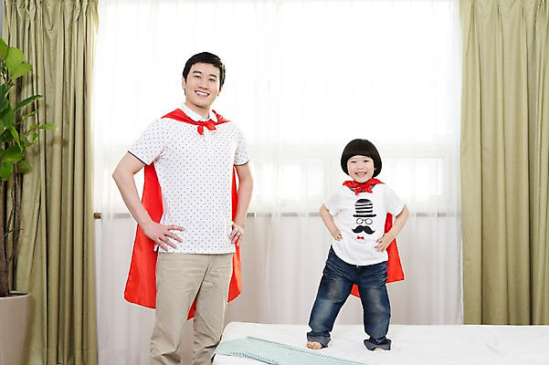 포토 JPG 스튜디오촬영 식물 라이프스타일 남자 화분 아들 어린이 허리손 창문 가족 놀이 실내 서기 미소 웃음 사람 동양인 소년 성인 두명 앞모습 30대 부모 유치원생 한국인 자녀 침대 가족라이프 커튼 아빠 망토 슈퍼맨 부자지간 남자만 국내포토 뷰포인트 포즈 가구 관계 모션 표정 인종 내부 생활 장년 영웅 파일형식