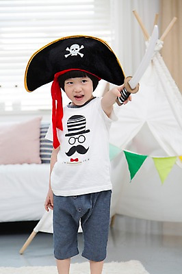 포토 JPG 스튜디오촬영 모자 라이프스타일 남자 어린이라이프 어린이 쿠션 거실 놀이 실내 한명 서기 미소 웃음 들기 사람 동양인 소년 앞모습 소파 장난감 놀이용품 유치원생 한국인 칼 해적 칼싸움 남자만 남자한명만 어린이만 소년만 소년한명만 국내포토 1 잡화 뷰포인트 의자 모션 표정 인종 내부 생활 도둑 오브젝트 싸움 파일형식