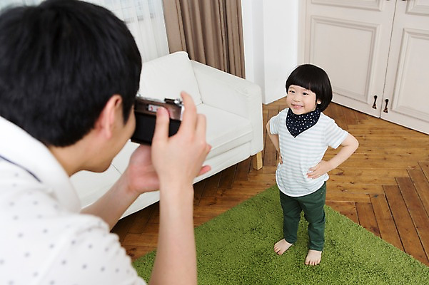 포토 JPG 스튜디오촬영 라이프스타일 남자 아들 어린이 허리손 포즈 거실 창문 가족 놀이 실내 서기 미소 웃음 들기 사람 동양인 소년 성인 두명 앞모습 뒷모습 아웃포커스 30대 부모 소파 문 마주보기 카메라 사진촬영 촬영 카펫 유치원생 한국인 매트 자녀 가족라이프 커튼 아빠 부자지간 남자만 국내포토 뷰포인트 의자 관계 모션 촬영기법 표정 인종 내부 생활 장년 전자제품 파일형식