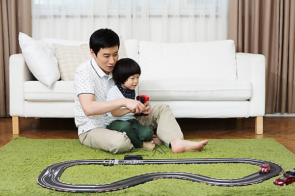 포토 JPG 스튜디오촬영 전신 라이프스타일 남자 아들 어린이 쿠션 거실 창문 가족 자동차 놀이 실내 들기 사람 앉기 동양인 소년 성인 두명 30대 부모 소파 장난감 놀이용품 카펫 기찻길 유치원생 운전 한국인 매트 자녀 가족라이프 커튼 아빠 장난감자동차 부자지간 남자만 국내포토 육상교통 의자 관계 모션 인종 내부 생활 장년 오브젝트 파일형식