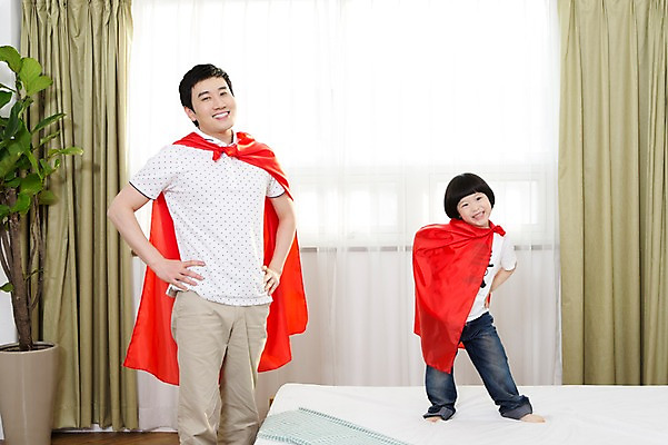 포토 JPG 스튜디오촬영 식물 라이프스타일 남자 화분 아들 어린이 허리손 창문 가족 놀이 실내 서기 미소 웃음 사람 동양인 소년 성인 두명 앞모습 30대 부모 유치원생 한국인 자녀 침대 가족라이프 커튼 아빠 망토 슈퍼맨 부자지간 남자만 국내포토 뷰포인트 포즈 가구 관계 모션 표정 인종 내부 생활 장년 영웅 파일형식