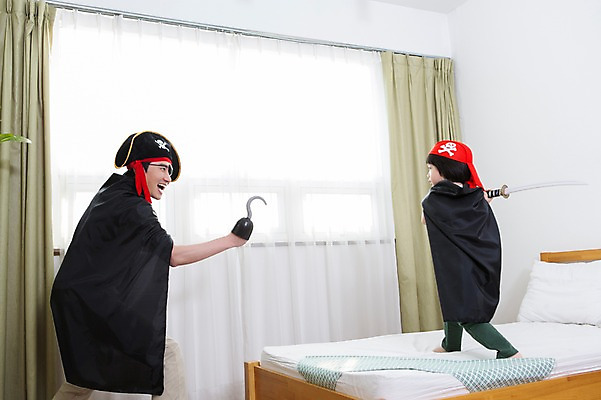 포토 JPG 스튜디오촬영 모자 라이프스타일 남자 아들 어린이 창문 가족 베개 놀이 실내 서기 미소 웃음 들기 사람 동양인 소년 성인 두명 옆모습 30대 부모 장난감 놀이용품 유치원생 한국인 자녀 침대 가족라이프 커튼 아빠 칼 망토 해적 갈고리 애꾸 칼싸움 후크선장 부자지간 남자만 국내포토 잡화 뷰포인트 가구 관계 침구 모션 표정 인종 내부 생활 장년 도둑 오브젝트 싸움 선장 파일형식