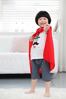 포토 JPG 스튜디오촬영 전신 라이프스타일 남자 어린이라이프 어린이 포즈 쿠션 거실 창문 모션 맨발 놀이 실내 한명 서기 미소 웃음 사람 동양인 소년 앞모습 소파 카펫 유치원생 한국인 매트 블라인드 망토 슈퍼맨 남자만 남자한명만 어린이만 소년만 소년한명만 국내포토 1 뷰포인트 의자 발 표정 인종 내부 생활 커튼 영웅 파일형식