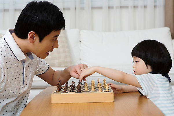 포토 JPG 스튜디오촬영 라이프스타일 남자 아들 어린이 쿠션 거실 가족 놀이 탁자 실내 사람 동양인 소년 상반신 성인 두명 옆모습 30대 부모 소파 유치원생 한국인 게임 자녀 가족라이프 커튼 아빠 체스말 체스 체스판 마주앉기 부자지간 남자만 국내포토 뷰포인트 가구 의자 관계 앉기 인종 내부 생활 장년 말_게임 파일형식