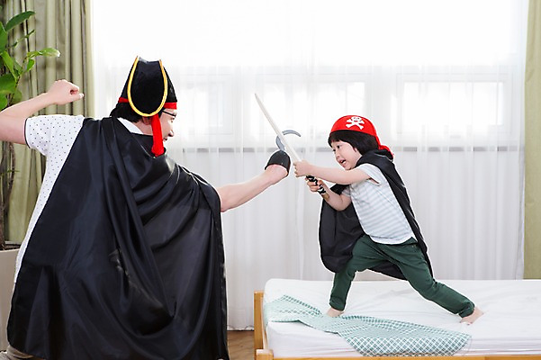 포토 JPG 스튜디오촬영 모자 라이프스타일 남자 아들 어린이 창문 가족 놀이 실내 서기 들기 사람 동양인 소년 성인 두명 옆모습 30대 부모 장난감 놀이용품 유치원생 한국인 자녀 침대 가족라이프 커튼 아빠 칼 망토 해적 갈고리 애꾸 칼싸움 후크선장 부자지간 남자만 국내포토 잡화 뷰포인트 가구 관계 모션 인종 내부 생활 장년 도둑 오브젝트 싸움 선장 파일형식