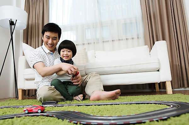 포토 JPG 스튜디오촬영 전신 라이프스타일 남자 아들 어린이 쿠션 거실 창문 가족 자동차 놀이 실내 미소 웃음 들기 사람 앉기 동양인 소년 성인 두명 30대 부모 소파 장난감 놀이용품 카펫 기찻길 유치원생 운전 한국인 매트 자녀 스탠드 가족라이프 커튼 아빠 장난감자동차 부자지간 남자만 국내포토 육상교통 의자 관계 모션 조명 표정 인종 내부 생활 장년 오브젝트 파일형식