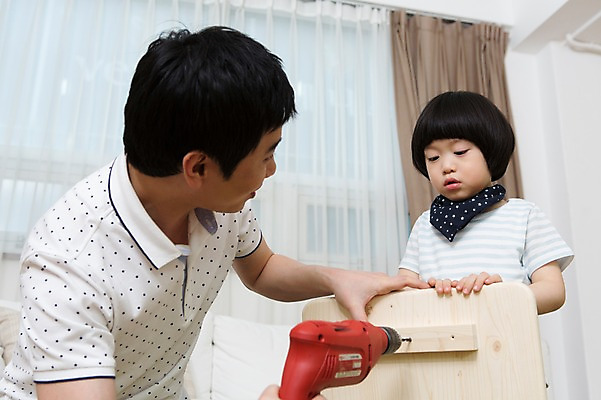 포토 JPG 스튜디오촬영 라이프스타일 남자 아들 어린이 거실 창문 가족 실내 사람 동양인 소년 상반신 성인 두명 30대 부모 유치원생 한국인 자녀 공구 가족라이프 커튼 아빠 드릴 만들기 DIY 전동드릴 부자지간 남자만 국내포토 관계 모션 인종 취미 내부 생활 장년 도구 파일형식