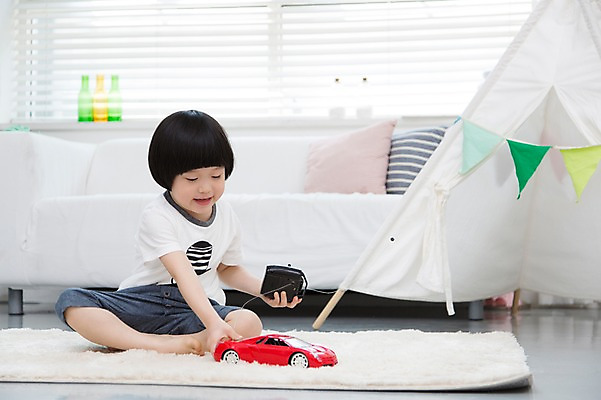 포토 JPG 스튜디오촬영 전신 라이프스타일 남자 어린이라이프 어린이 쿠션 거실 창문 자동차 놀이 실내 한명 미소 웃음 들기 사람 앉기 동양인 소년 앞모습 소파 장난감 놀이용품 카펫 유치원생 운전 한국인 매트 블라인드 장난감자동차 남자만 남자한명만 어린이만 소년만 소년한명만 국내포토 1 육상교통 뷰포인트 의자 모션 표정 인종 내부 생활 커튼 오브젝트 파일형식