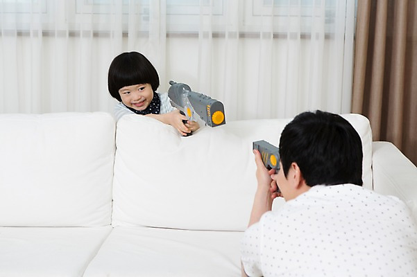 포토 JPG 스튜디오촬영 라이프스타일 남자 아들 어린이 거실 창문 가족 놀이 실내 미소 웃음 들기 사람 동양인 소년 상반신 성인 두명 앞모습 뒷모습 30대 부모 소파 장난감 놀이용품 마주보기 유치원생 총 한국인 자녀 가족라이프 커튼 아빠 총놀이 총싸움 부자지간 남자만 국내포토 무기 뷰포인트 의자 관계 모션 표정 인종 내부 생활 장년 오브젝트 싸움 파일형식