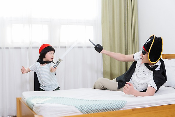 포토 JPG 스튜디오촬영 모자 라이프스타일 남자 아들 어린이 창문 가족 놀이 실내 서기 미소 웃음 들기 사람 앉기 동양인 소년 성인 두명 옆모습 30대 부모 장난감 놀이용품 유치원생 한국인 자녀 침대 가족라이프 커튼 아빠 칼 망토 해적 갈고리 애꾸 칼싸움 후크선장 부자지간 남자만 국내포토 잡화 뷰포인트 가구 관계 모션 표정 인종 내부 생활 장년 도둑 오브젝트 싸움 선장 파일형식
