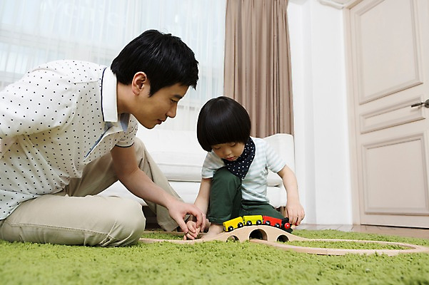 포토 JPG 스튜디오촬영 전신 라이프스타일 남자 아들 어린이 거실 창문 가족 놀이 실내 사람 앉기 동양인 소년 성인 두명 30대 부모 소파 장난감 문 놀이용품 카펫 기찻길 유치원생 기차 한국인 매트 자녀 가족라이프 커튼 아빠 기차놀이 부자지간 남자만 국내포토 육상교통 의자 관계 모션 대중교통 인종 내부 생활 장년 오브젝트 파일형식