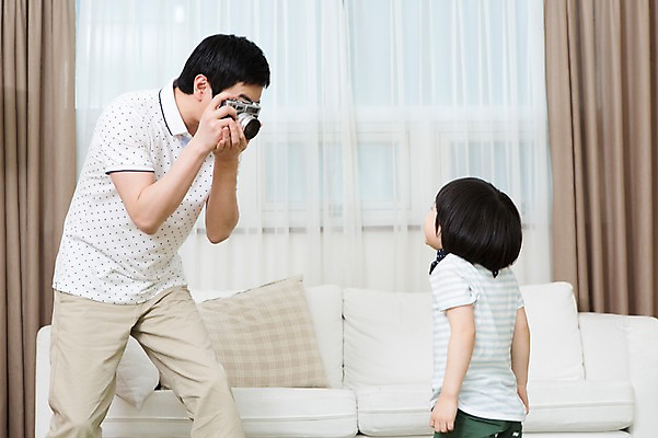 포토 JPG 스튜디오촬영 라이프스타일 남자 아들 어린이 쿠션 거실 창문 가족 놀이 실내 서기 들기 사람 동양인 소년 성인 두명 옆모습 30대 부모 소파 마주보기 카메라 사진촬영 촬영 유치원생 한국인 자녀 가족라이프 커튼 아빠 부자지간 남자만 국내포토 뷰포인트 의자 관계 모션 인종 내부 생활 장년 전자제품 파일형식