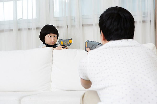 포토 JPG 스튜디오촬영 라이프스타일 남자 아들 어린이 거실 창문 가족 놀이 실내 들기 사람 동양인 소년 상반신 성인 두명 앞모습 뒷모습 30대 부모 소파 장난감 놀이용품 마주보기 유치원생 총 한국인 자녀 가족라이프 커튼 아빠 총놀이 총싸움 부자지간 남자만 국내포토 무기 뷰포인트 의자 관계 모션 인종 내부 생활 장년 오브젝트 싸움 파일형식