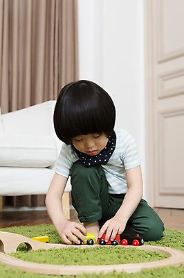 포토 JPG 스튜디오촬영 전신 라이프스타일 남자 어린이라이프 어린이 거실 놀이 실내 한명 사람 앉기 동양인 소년 앞모습 아웃포커스 소파 장난감 놀이용품 카펫 기찻길 유치원생 기차 한국인 매트 기차놀이 남자만 남자한명만 어린이만 소년만 소년한명만 국내포토 1 육상교통 뷰포인트 의자 모션 대중교통 촬영기법 인종 내부 생활 오브젝트 파일형식