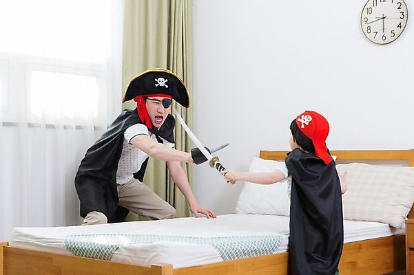 포토 JPG 스튜디오촬영 모자 라이프스타일 남자 아들 어린이 시계 창문 가족 베개 놀이 실내 서기 들기 사람 동양인 소년 성인 두명 30대 부모 장난감 놀이용품 유치원생 한국인 자녀 침대 가족라이프 커튼 아빠 칼 망토 해적 갈고리 애꾸 칼싸움 후크선장 부자지간 남자만 국내포토 잡화 가구 관계 침구 모션 인종 내부 생활 장년 도둑 오브젝트 싸움 선장 파일형식