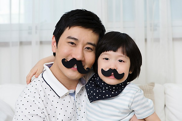 포토 JPG 스튜디오촬영 라이프스타일 남자 아들 어린이 거실 창문 가족 놀이 수염 실내 미소 웃음 사람 동양인 소년 상반신 성인 두명 앞모습 30대 부모 소파 분장 유치원생 한국인 자녀 가족라이프 커튼 아빠 콧수염 부자지간 남자만 국내포토 뷰포인트 의자 관계 표정 인종 내부 생활 장년 파일형식