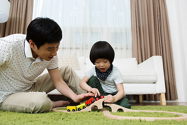 포토 JPG 스튜디오촬영 전신 라이프스타일 남자 아들 어린이 쿠션 거실 창문 가족 놀이 실내 사람 앉기 동양인 소년 성인 두명 30대 부모 소파 장난감 놀이용품 카펫 기찻길 유치원생 기차 한국인 매트 자녀 가족라이프 커튼 아빠 기차놀이 부자지간 남자만 국내포토 육상교통 의자 관계 모션 대중교통 인종 내부 생활 장년 오브젝트 파일형식