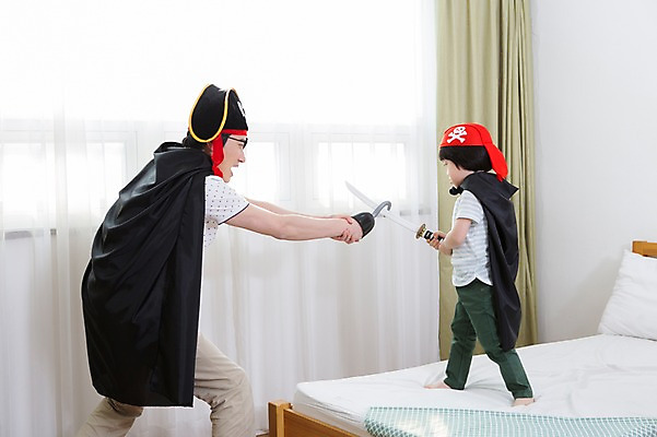 포토 JPG 스튜디오촬영 모자 라이프스타일 남자 아들 어린이 창문 가족 베개 놀이 실내 서기 들기 사람 동양인 소년 성인 두명 옆모습 30대 부모 장난감 놀이용품 유치원생 한국인 자녀 침대 가족라이프 커튼 아빠 칼 망토 해적 갈고리 애꾸 칼싸움 후크선장 부자지간 남자만 국내포토 잡화 뷰포인트 가구 관계 침구 모션 인종 내부 생활 장년 도둑 오브젝트 싸움 선장 파일형식