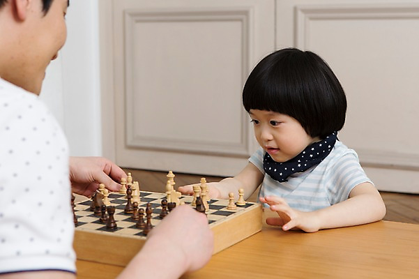 포토 JPG 스튜디오촬영 라이프스타일 남자 아들 어린이 거실 가족 놀이 탁자 실내 사람 동양인 소년 상반신 성인 두명 옆모습 아웃포커스 30대 부모 유치원생 한국인 게임 자녀 가족라이프 아빠 체스말 체스 체스판 부자지간 남자만 국내포토 뷰포인트 가구 관계 촬영기법 인종 내부 생활 장년 말_게임 파일형식